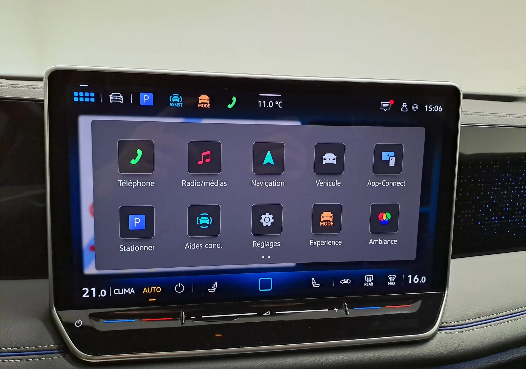 Écran tactile central du Volkswagen Tiguan 2025 affichant les menus de navigation, médias et aides à la conduite.
