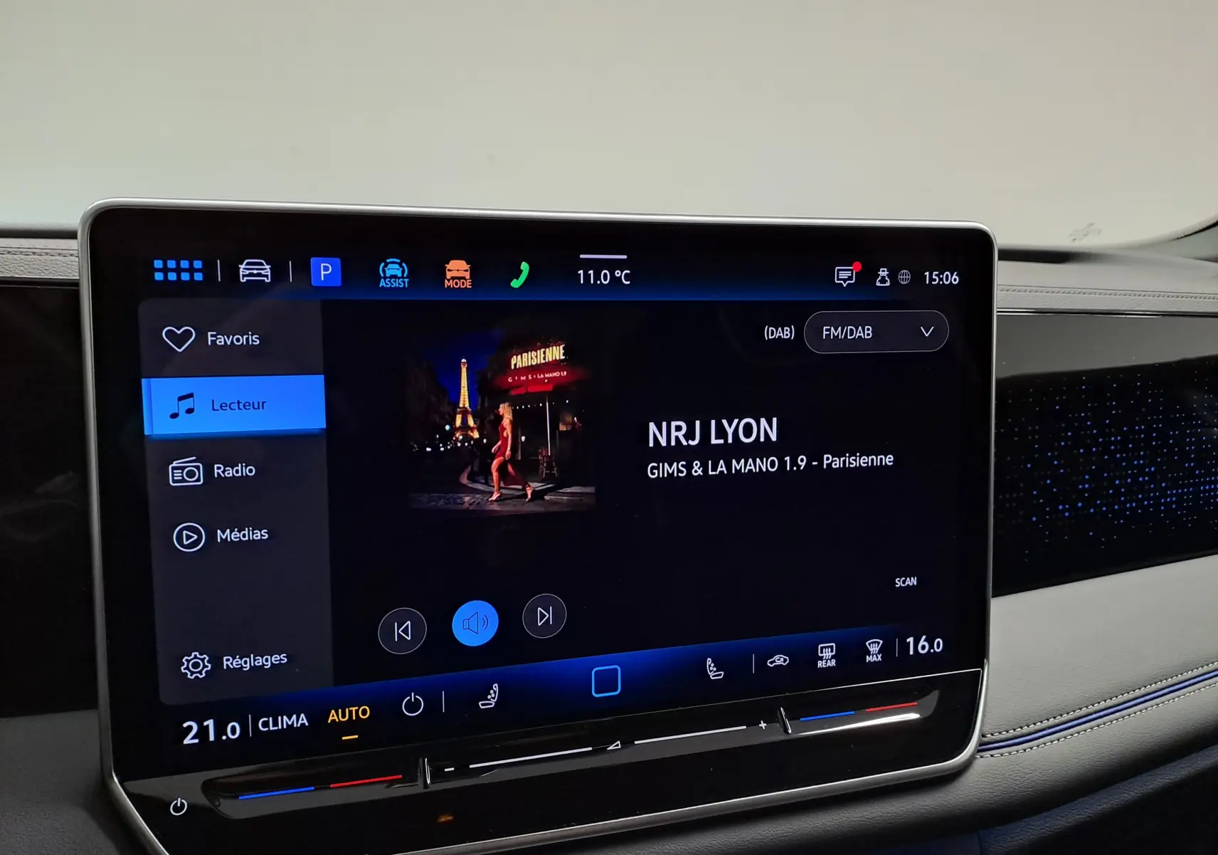 Écran tactile central du Volkswagen Tiguan 2025 affichant la radio NRJ Lyon et les commandes climatisation.