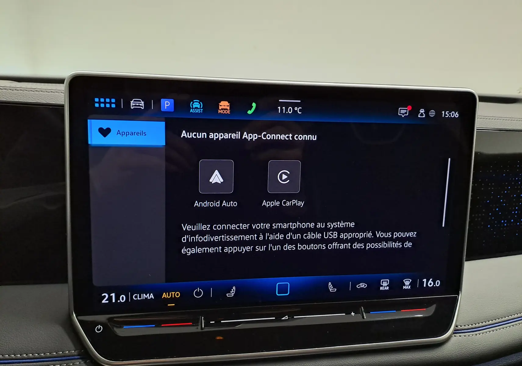 Écran tactile central du Volkswagen Tiguan 2.0 TDI 150 DSG7 R-Line affichant la connexion Android Auto et Apple CarPlay.