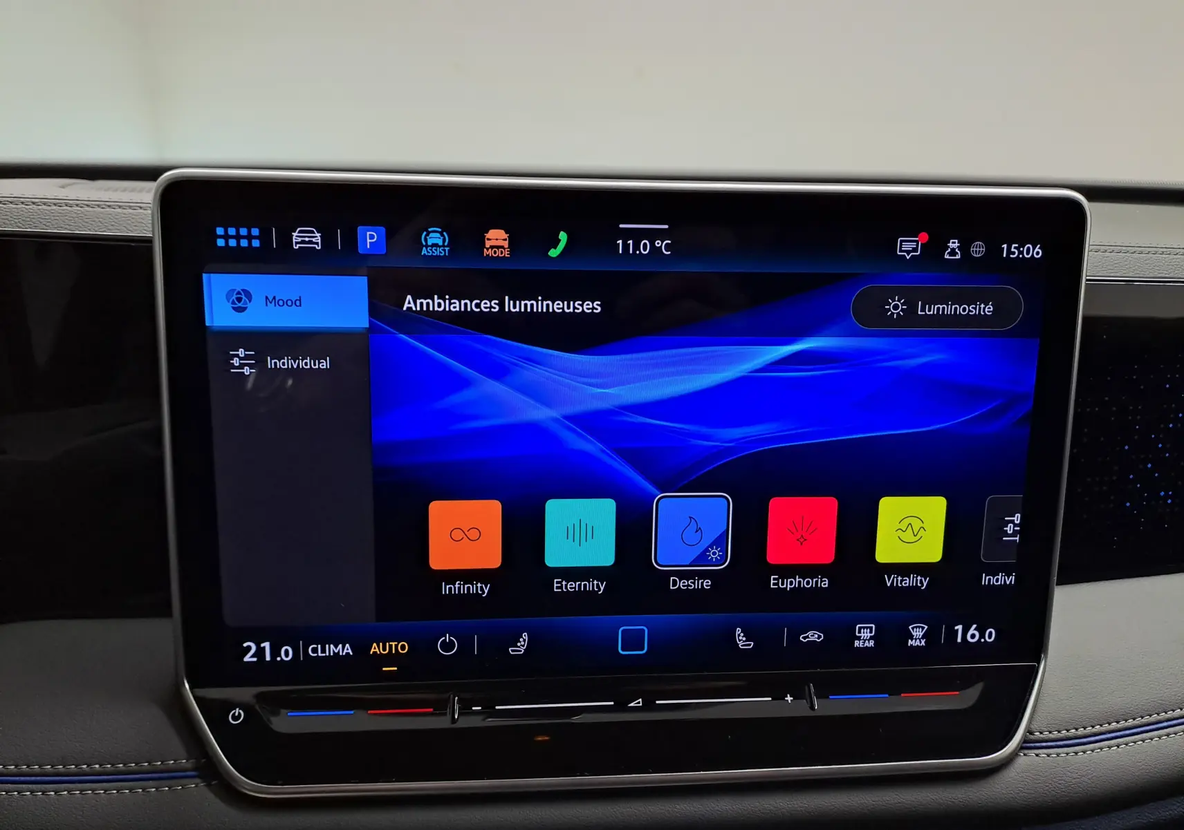 Écran tactile intérieur du Volkswagen Tiguan 2025 affichant les options d'ambiances lumineuses avec interface moderne.