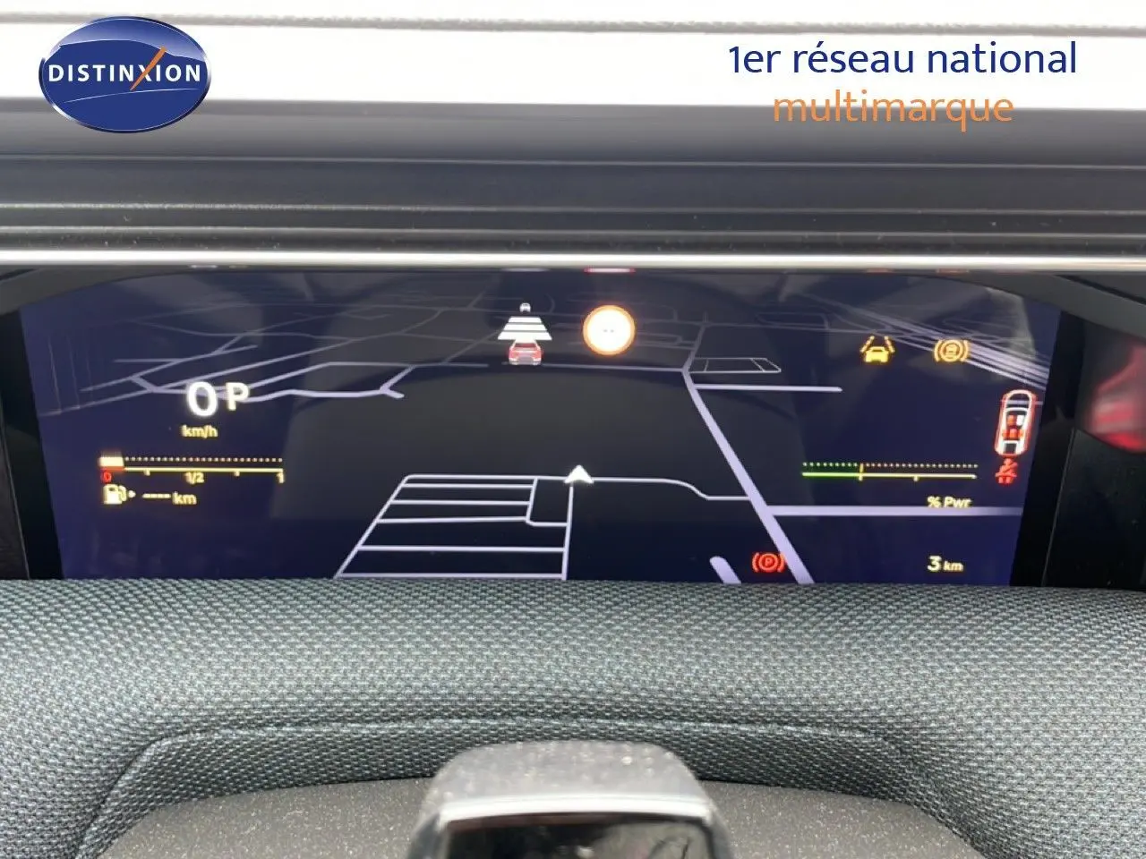 Vue rapprochée du tableau de bord numérique du Citroën C5 Aircross noir perle métal, affichant la navigation et les indicateurs.