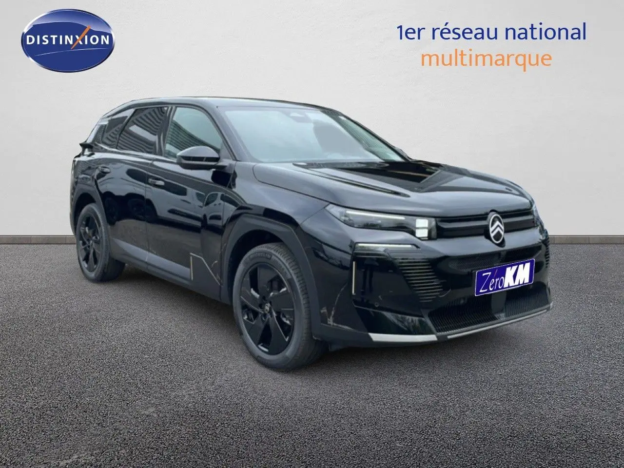 Citroën C5 Aircross noir perle métal en 3/4 avant droit, avec jantes noires et design moderne distinctif.