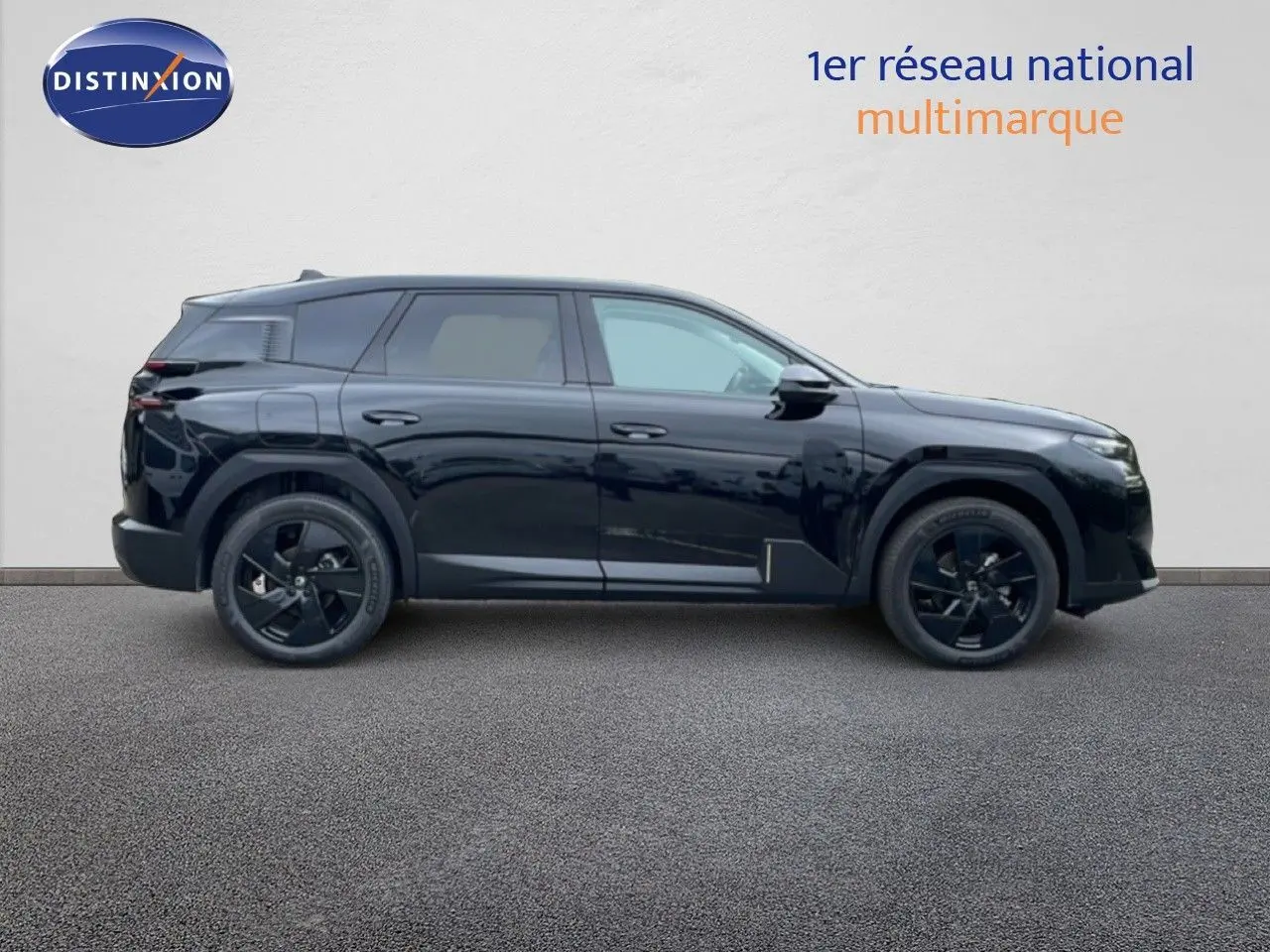 Profil côté droit du Citroën C5 Aircross noir perle métal avec jantes noires et lignes modernes, sur fond neutre.
