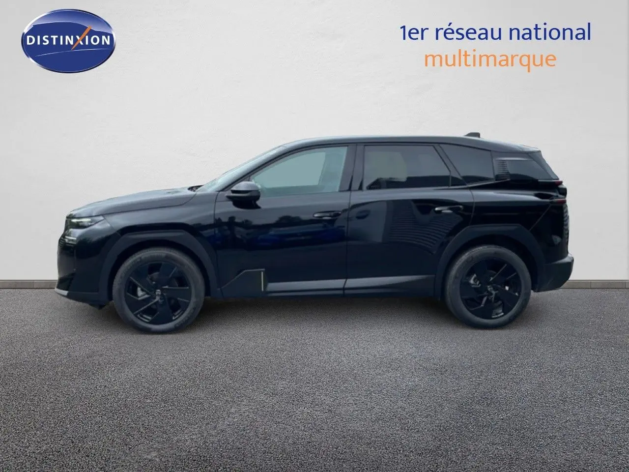 Profil côté gauche d'un Citroën C5 Aircross noir perle métal 2026, SUV hybride avec jantes noires et lignes modernes.