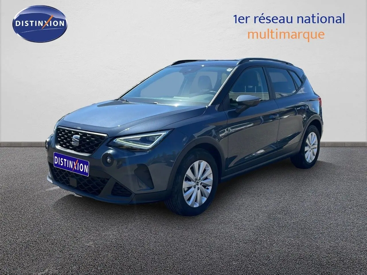 SEAT Arona 2025 gris Magnetic Metal avec toit noir, vue 3/4 avant droit mettant en valeur ses lignes modernes.