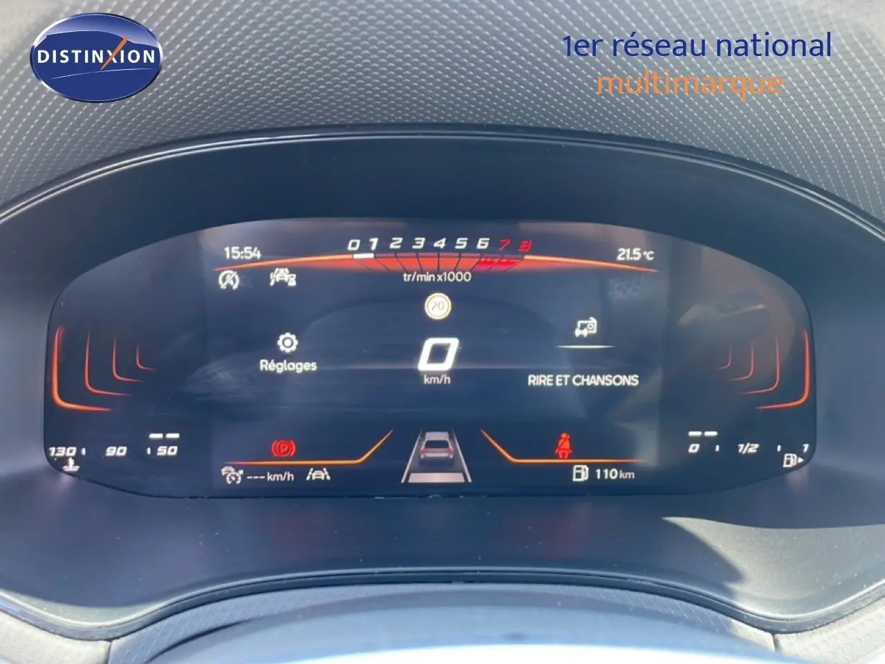 Tableau de bord numérique du SEAT Arona 2025 affichant la vitesse, régime moteur et alertes, vue de face en intérieur.