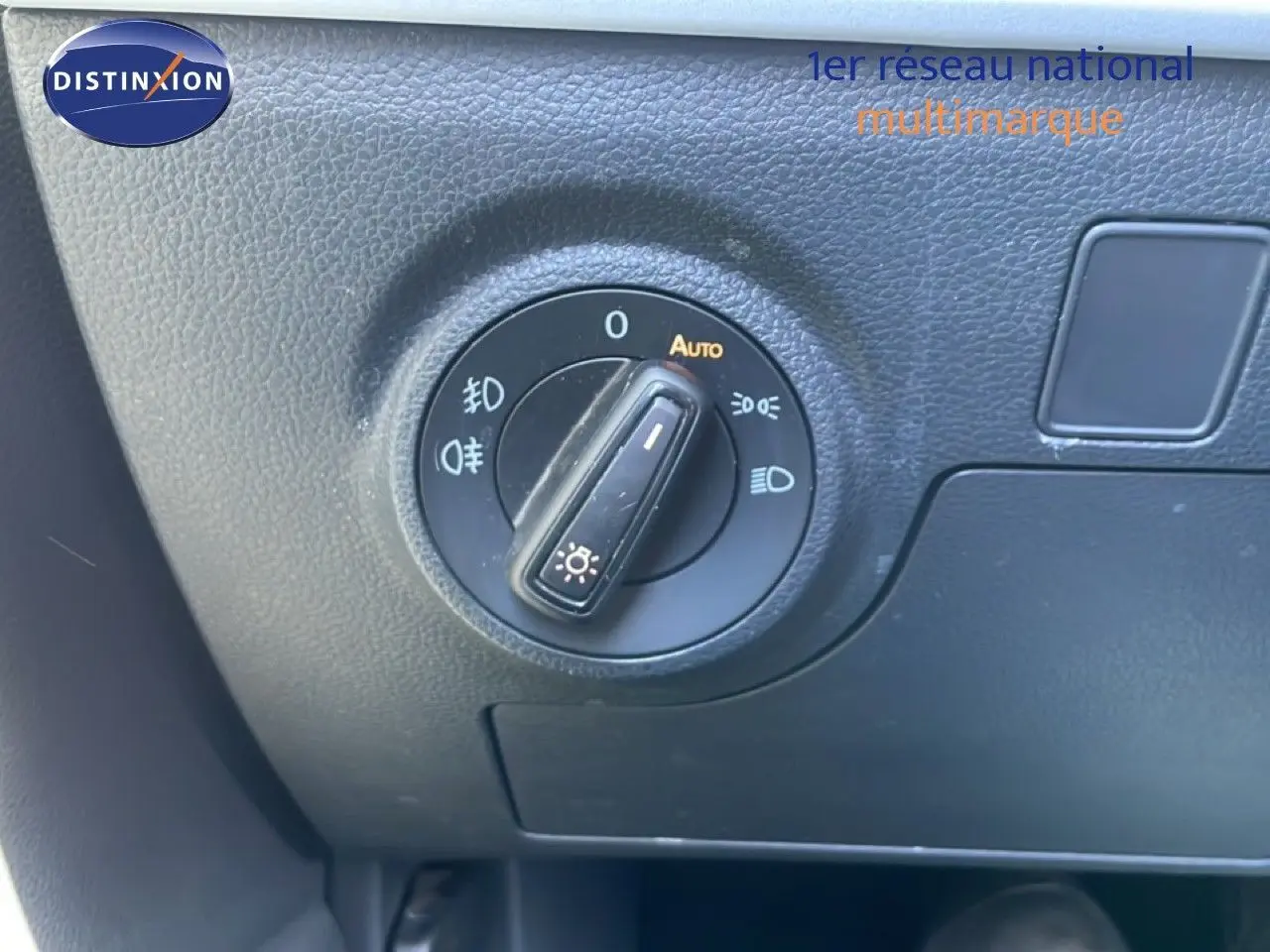 Gros plan sur le bouton de commande des phares dans l’habitacle d’une SEAT Arona gris magnetic avec toit noir.