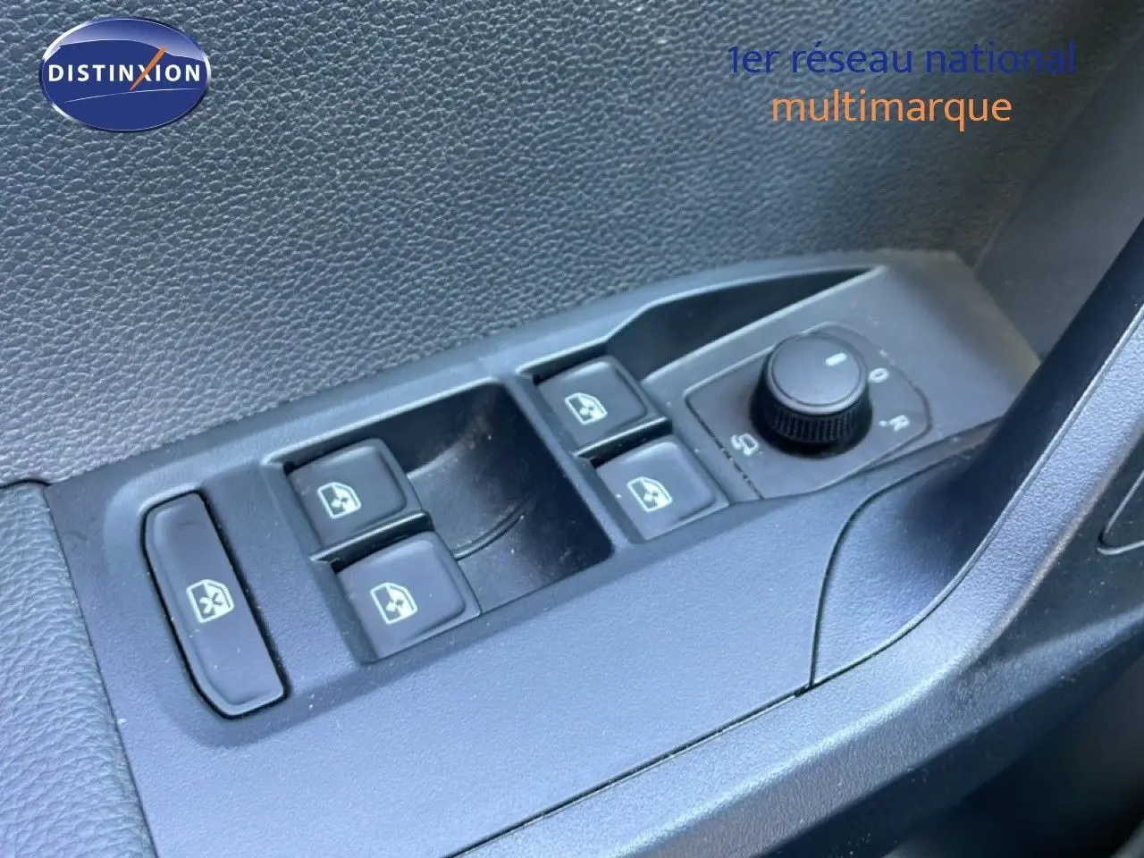 Gros plan sur les commandes de lève-vitres et réglage des rétroviseurs côté conducteur d’un SEAT Arona gris Magnetic Metal.