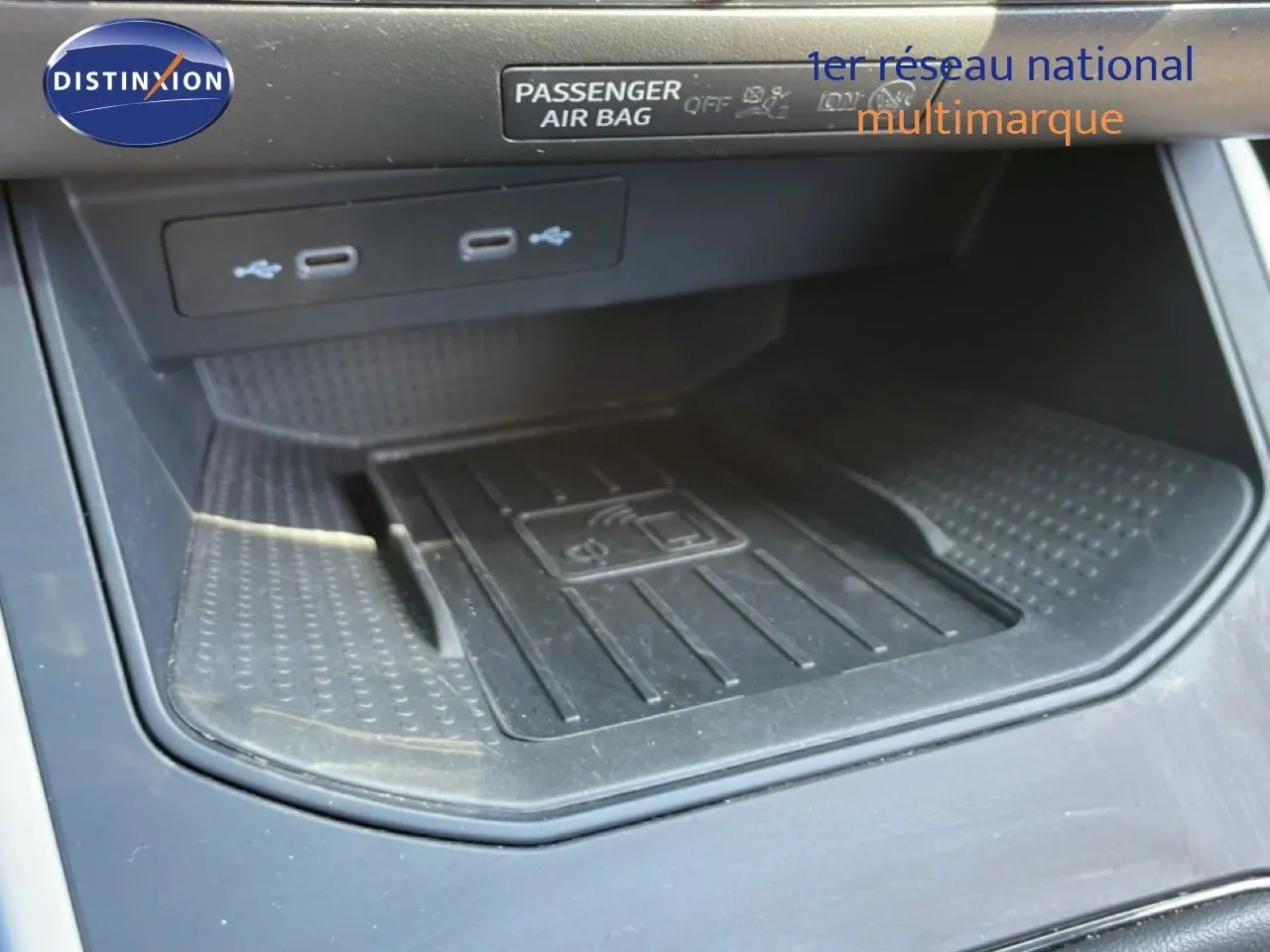 Détail de la console centrale avec zone de recharge sans fil et ports USB du SEAT Arona gris Magnetic Metal 2025.