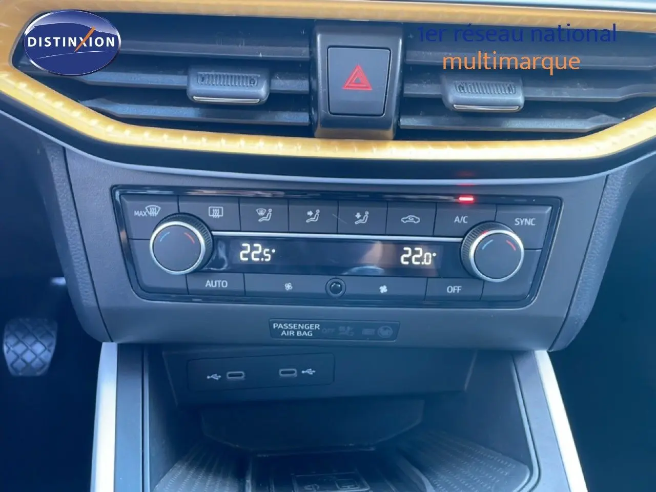 Vue intérieure centrée sur la console de climatisation du SEAT Arona gris magnetic avec toit noir, édition 2025.