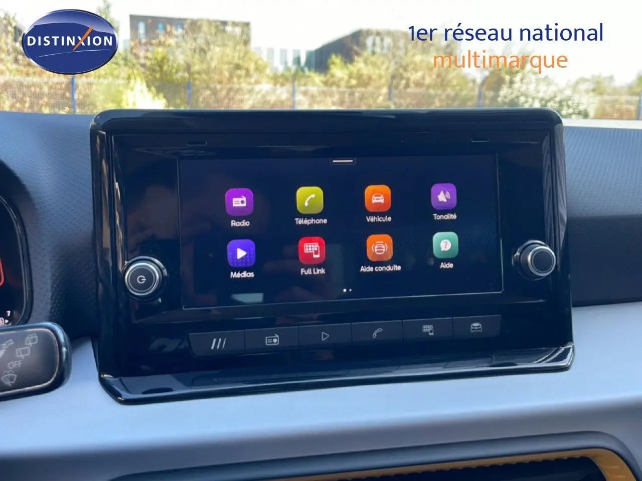 Écran tactile central du tableau de bord du SEAT Arona 2025, affichant les options multimédia et aide à la conduite.