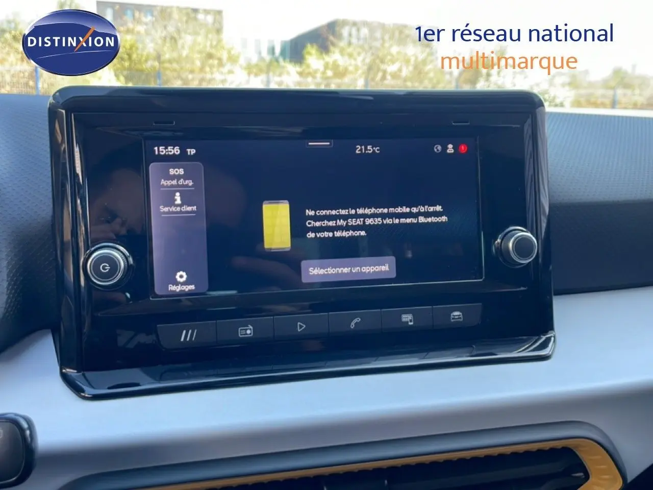 Écran tactile central du tableau de bord du SEAT Arona 2025, affichant le menu Bluetooth, intérieur noir.