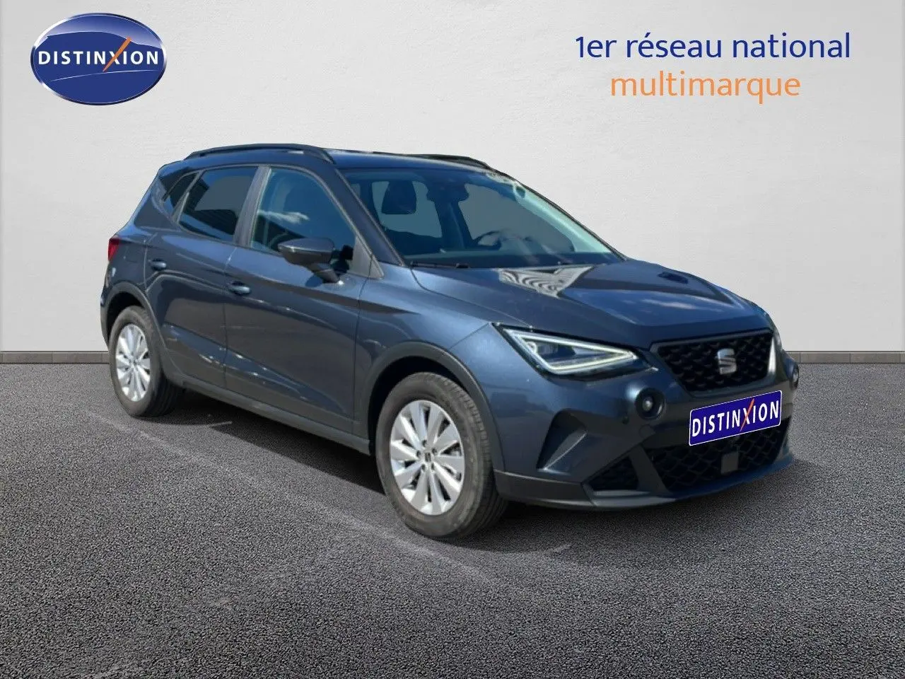 SEAT Arona 2025 gris Magnetic Metal avec toit noir, vue 3/4 avant droit mettant en valeur ses lignes modernes.