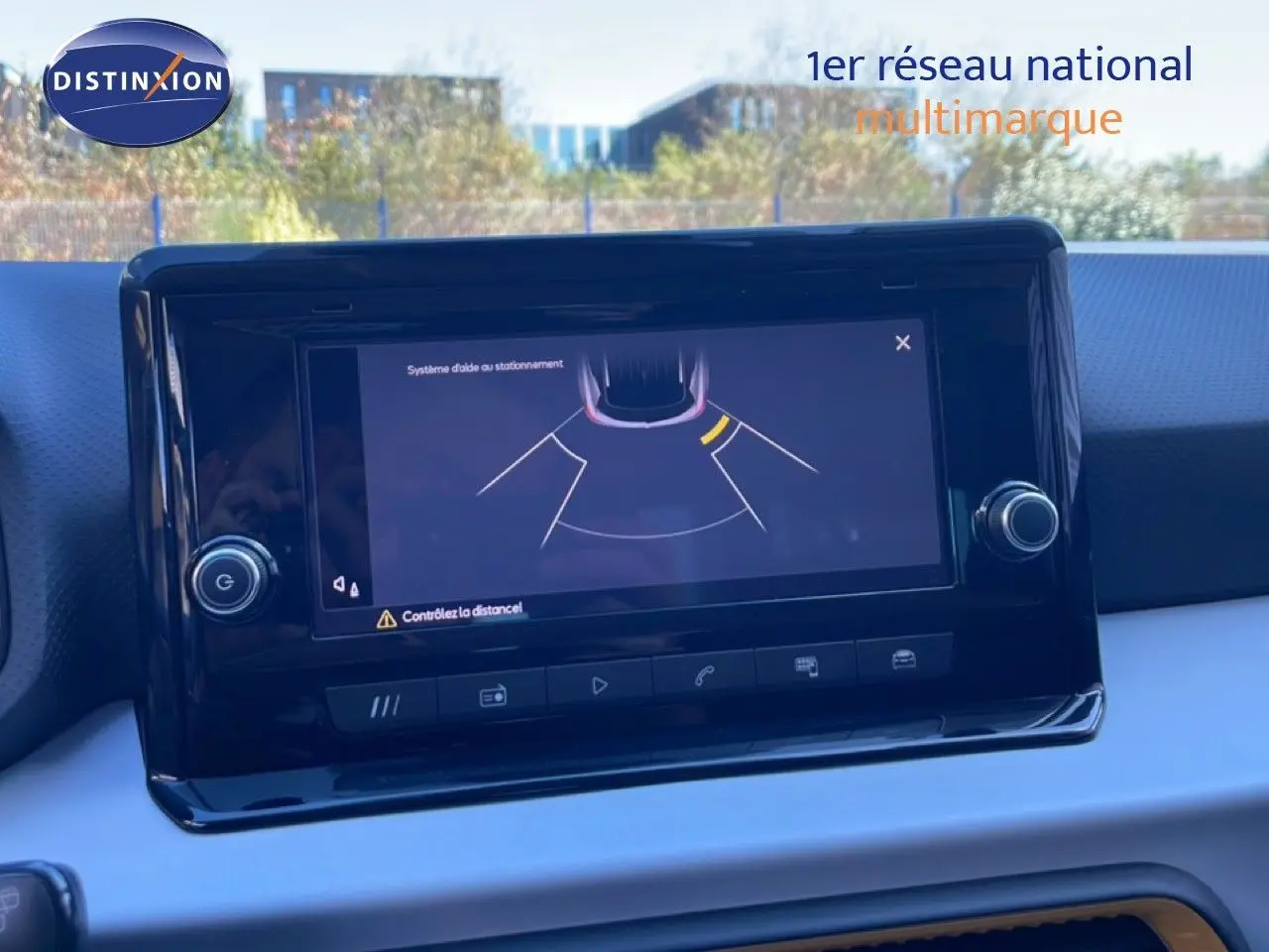 Écran tactile central affichant le système d’aide au stationnement dans l’habitacle d’une SEAT Arona 2025.