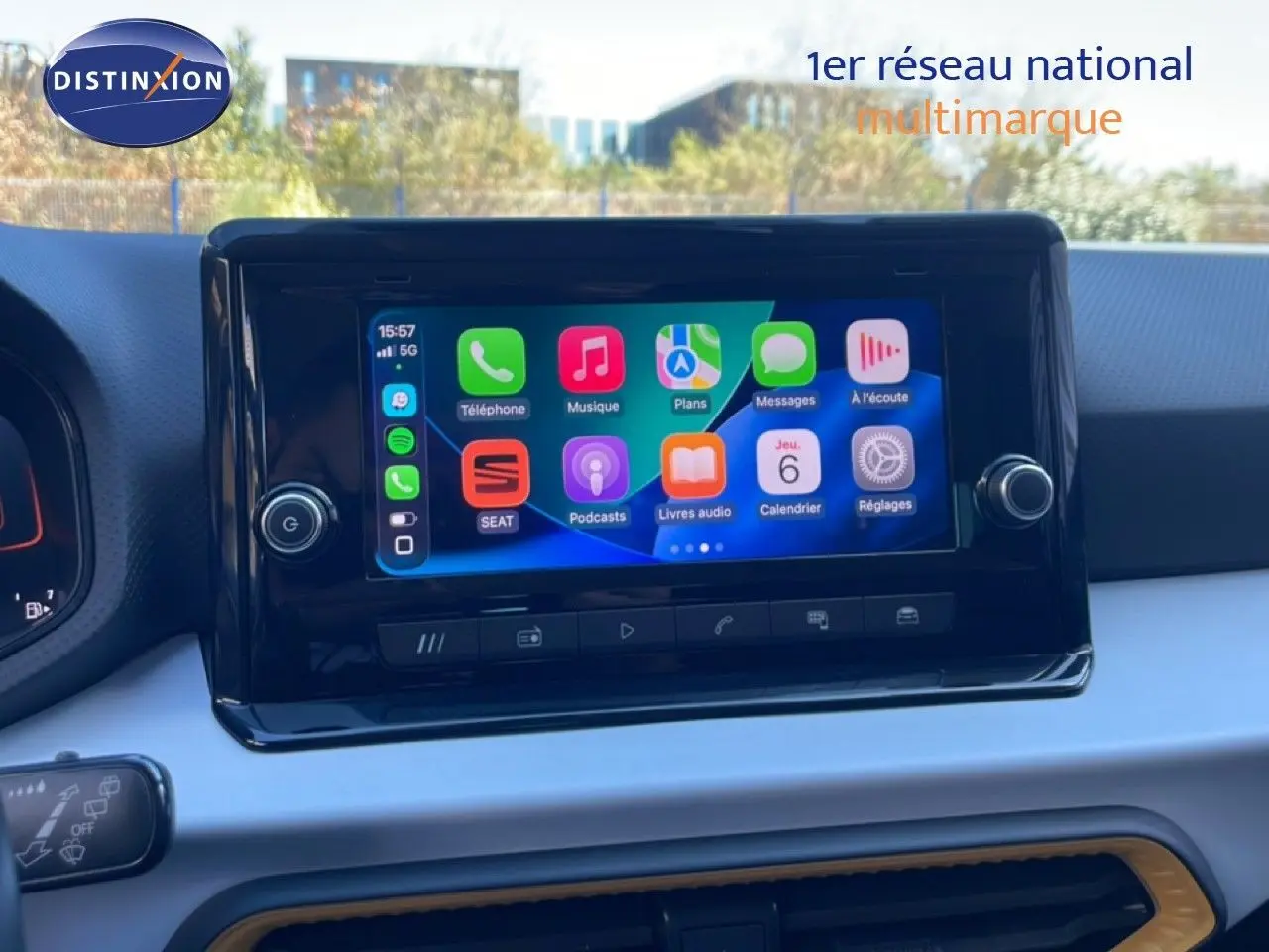 Écran tactile central du tableau de bord du SEAT Arona 2025, avec interface Apple CarPlay colorée.