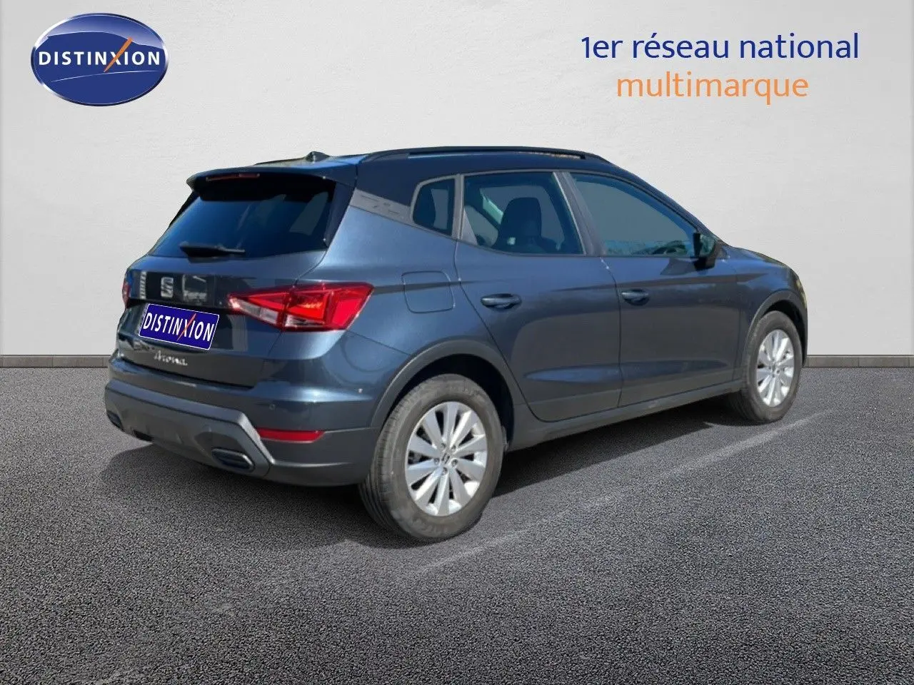 SEAT Arona gris Magnetic Metal vue 3/4 arrière droit avec toit noir et jantes alliage.