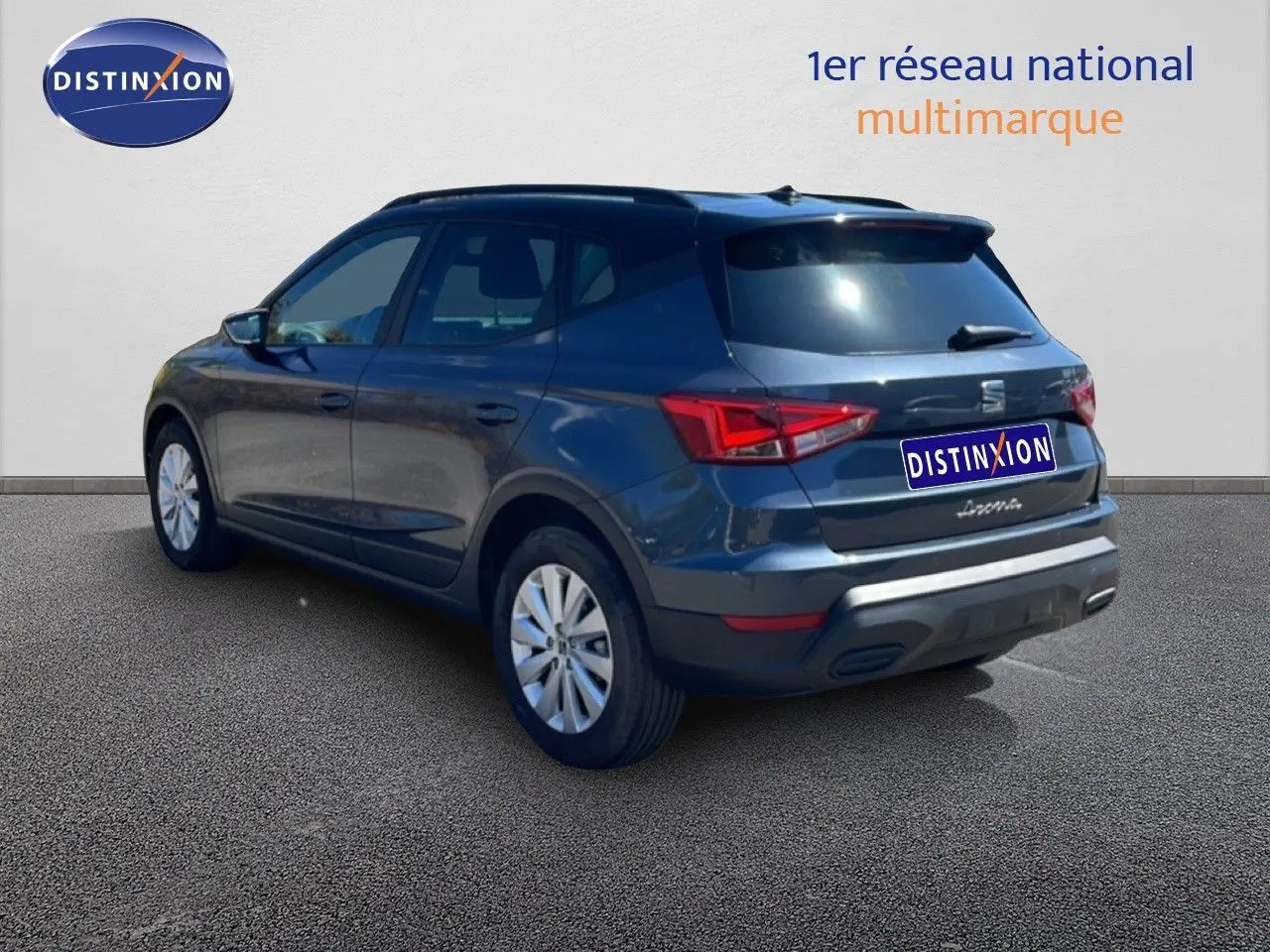 SEAT Arona gris Magnetic Metal avec toit noir, vue 3/4 arrière droit mettant en valeur ses feux arrière LED.