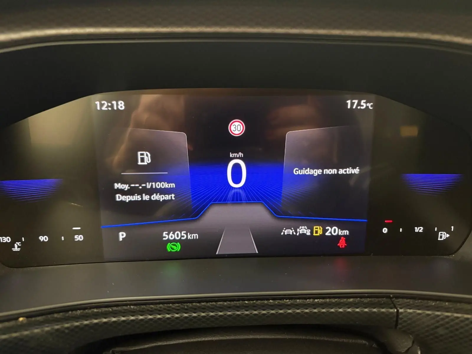 Affichage numérique du tableau de bord du Volkswagen T-cross 2024, montrant la vitesse à 0 km/h et l'autonomie restante de 20 km.