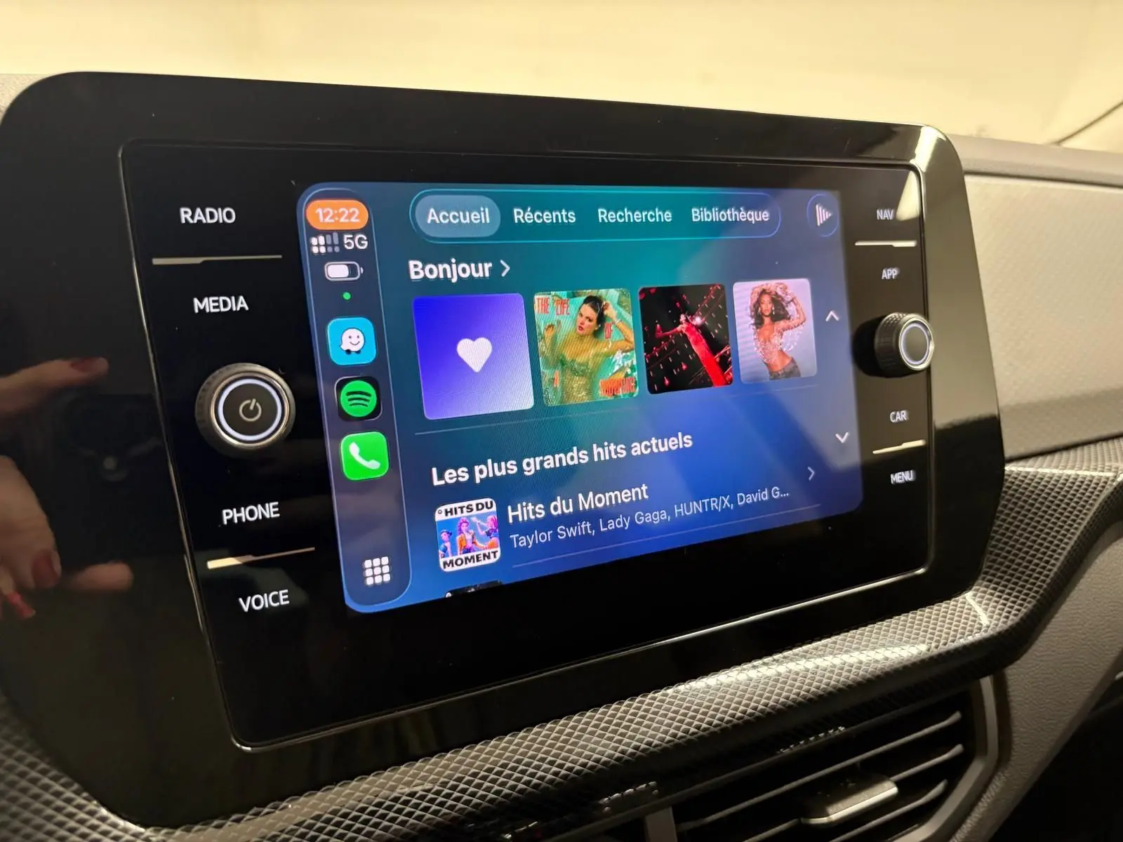 Écran tactile central du Volkswagen T-Cross 2024 affichant l'interface multimédia avec navigation et applications connectées.
