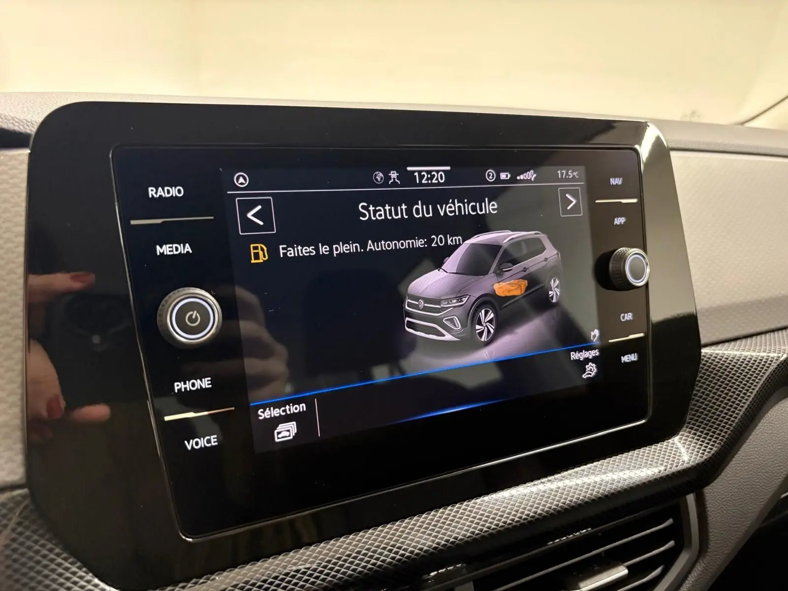 Écran tactile du tableau de bord du Volkswagen T-Cross 2024 affichant le statut du véhicule et l'autonomie restante.