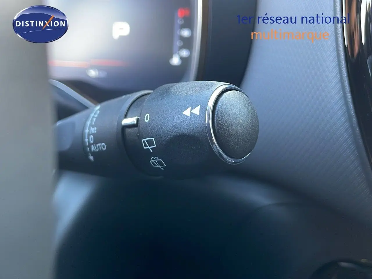 Gros plan sur la manette d'essuie-glace intérieure du Citroën C5 Aircross noir Perla Metal, détails des commandes visibles.