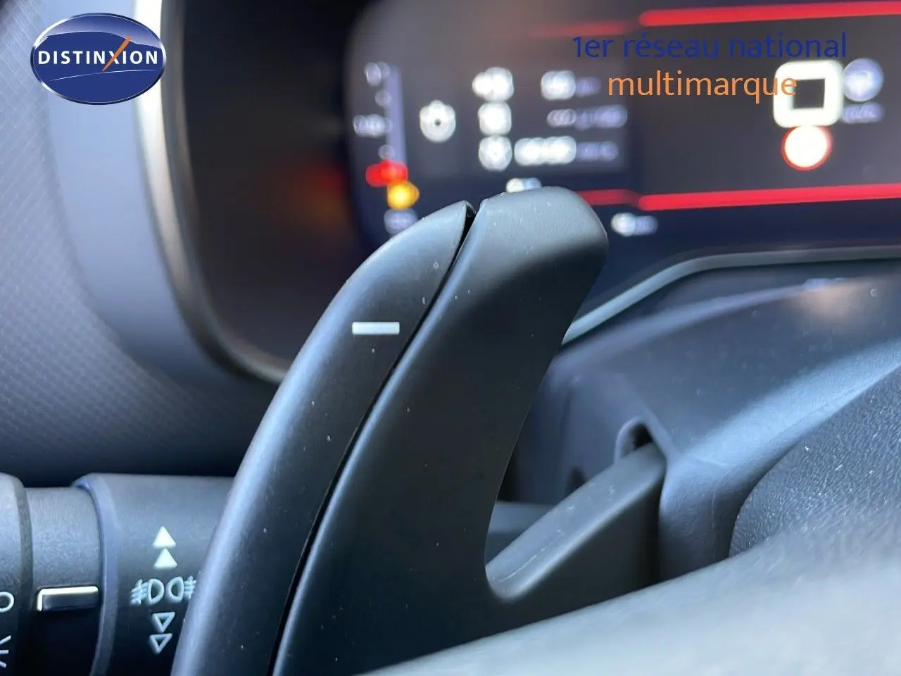 Gros plan sur la palette de changement de vitesse côté droit dans l'habitacle du Citroën C5 Aircross noir.