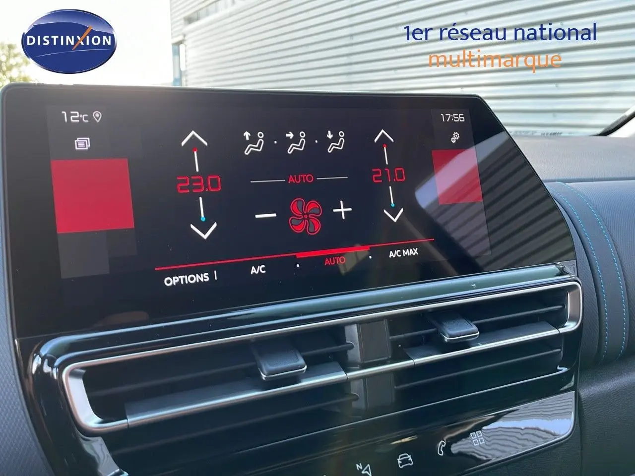 Écran tactile de climatisation affichant les réglages, sur tableau de bord avec coutures bleues du Citroën C5 Aircross noir.