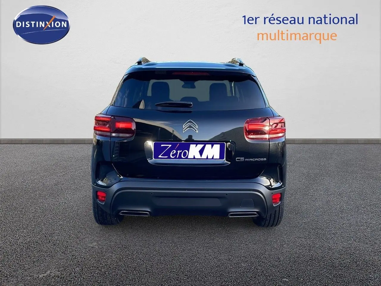 Vue arrière du Citroën C5 Aircross noir Perla Metal 2025 avec feux LED et logo distinctif sur fond neutre.