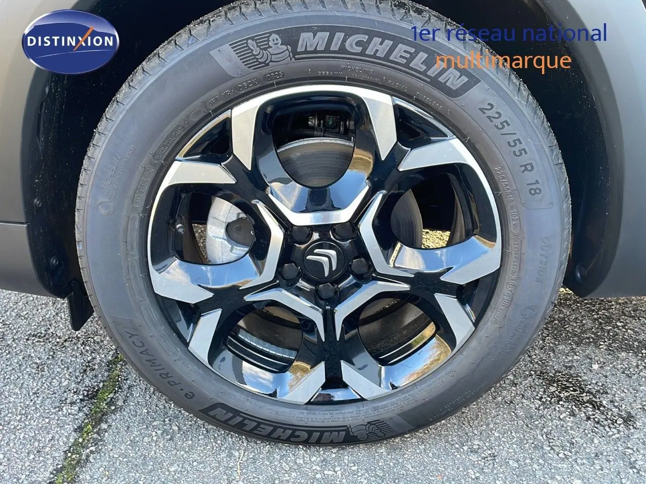 Gros plan sur la roue avant droite du Citroën C5 Aircross noir Perla Metal avec jante alliage bicolore.