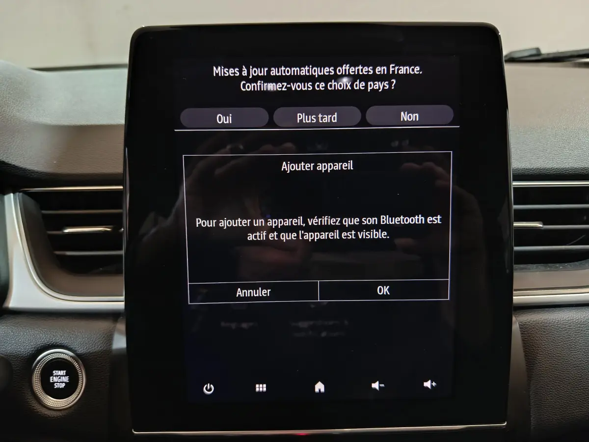 Écran tactile central du tableau de bord du Renault Captur Techno 2024 avec bouton démarrage visible à gauche.