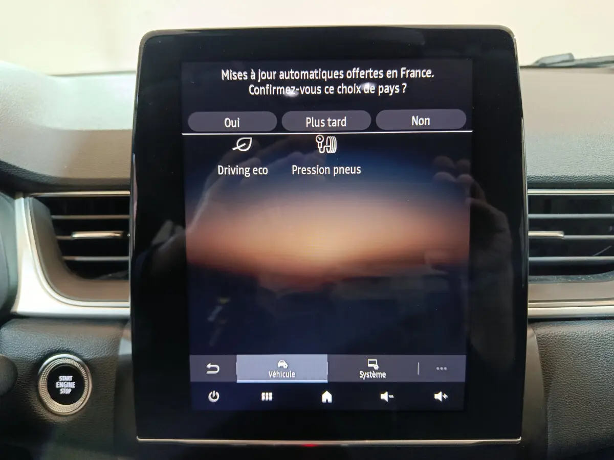 Écran tactile central du tableau de bord du Renault Captur Techno TCe 90 2024 avec bouton démarrage visible à gauche.