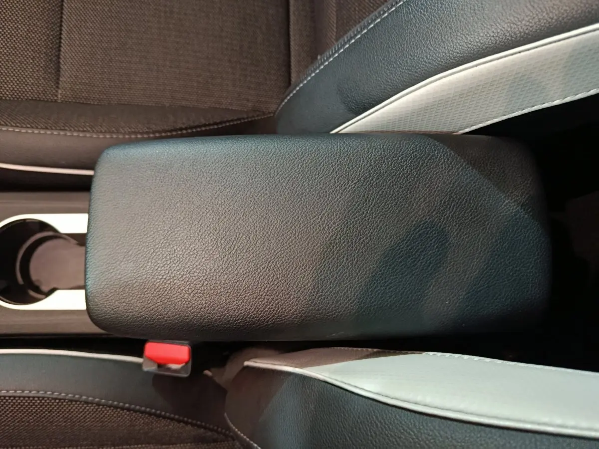 Vue rapprochée de l'accoudoir central noir entre les sièges avant du Renault Captur 2024, finition Techno.