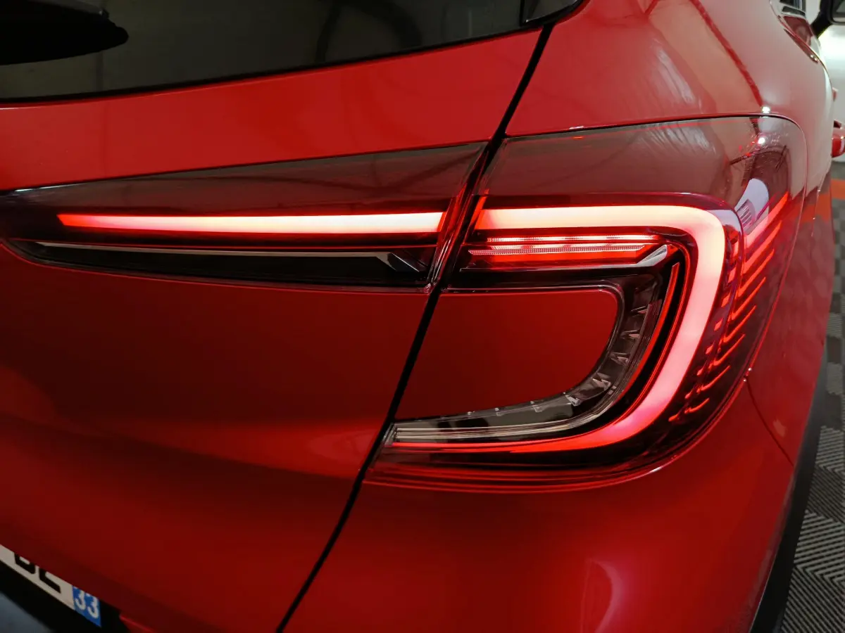 Gros plan sur le feu arrière droit rouge allumé du Renault Captur 2024, soulignant son design lumineux moderne.
