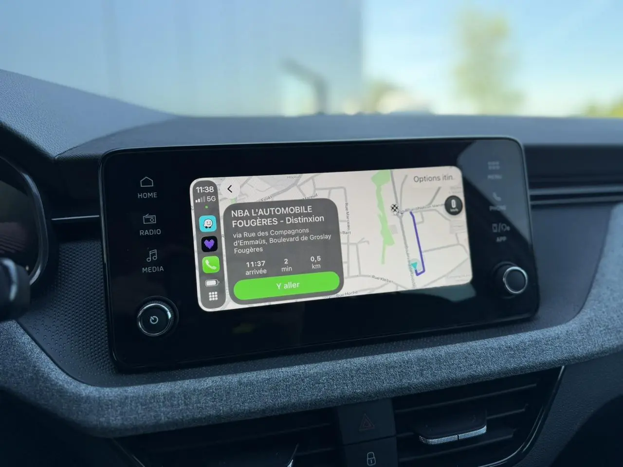 Écran tactile 8,25'' du tableau de bord de la Skoda Scala blanc glacier affichant un GPS en navigation.