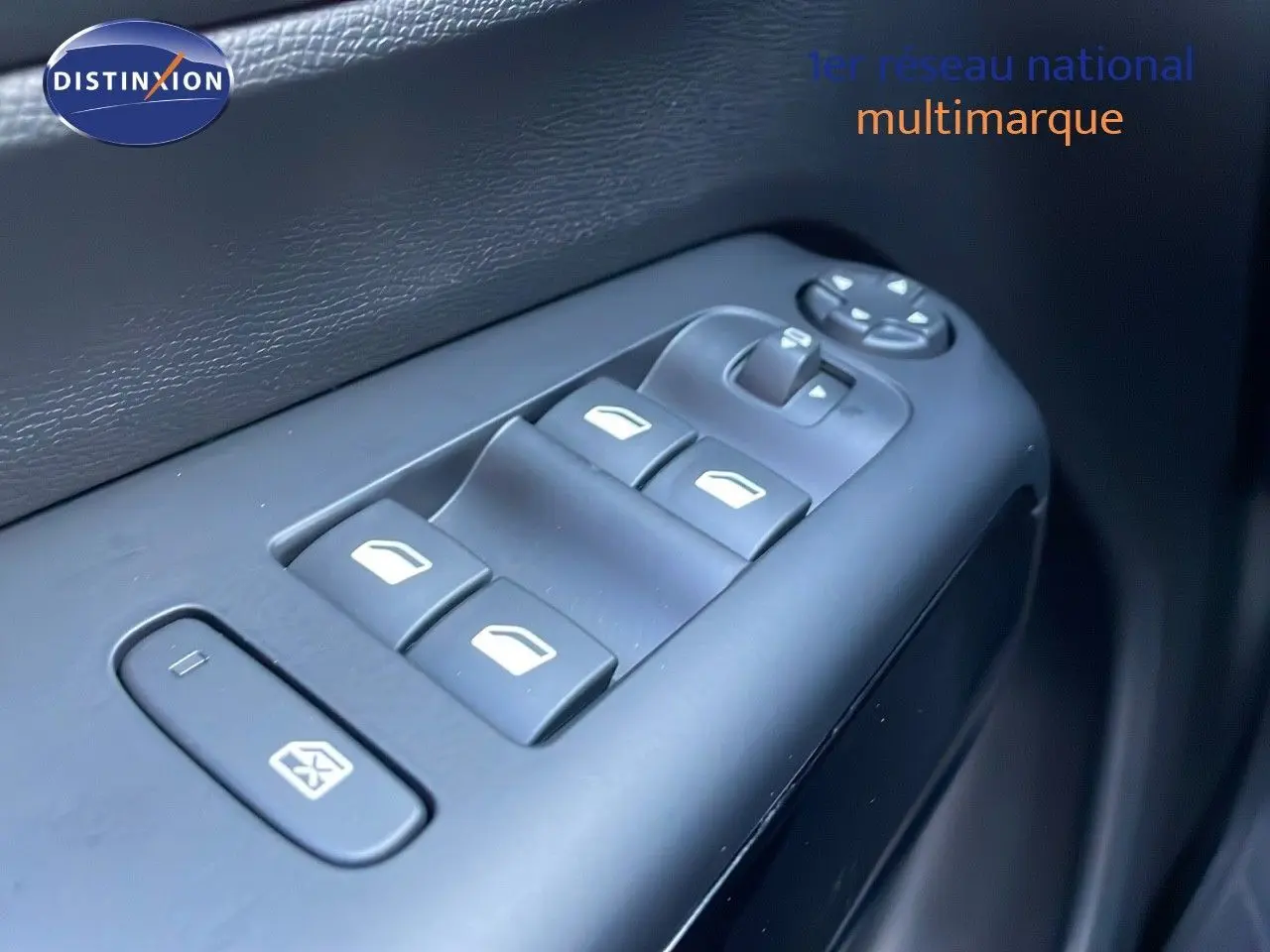 Gros plan sur les commandes des vitres électriques côté gauche d’un Citroën C5 Aircross noir Perla Metal.