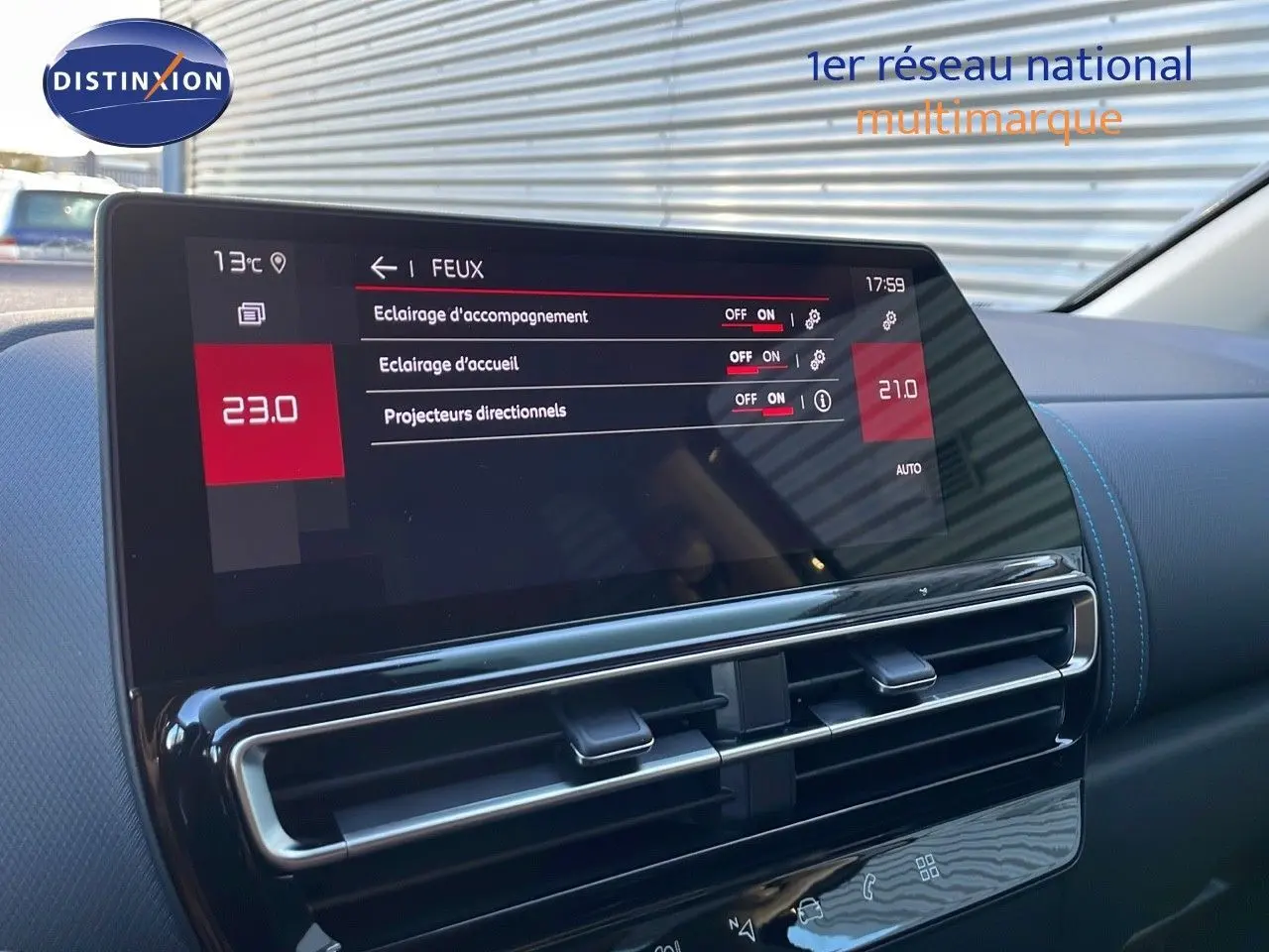 Écran tactile central du tableau de bord du Citroën C5 Aircross 2025, affichant les réglages des feux et la climatisation.