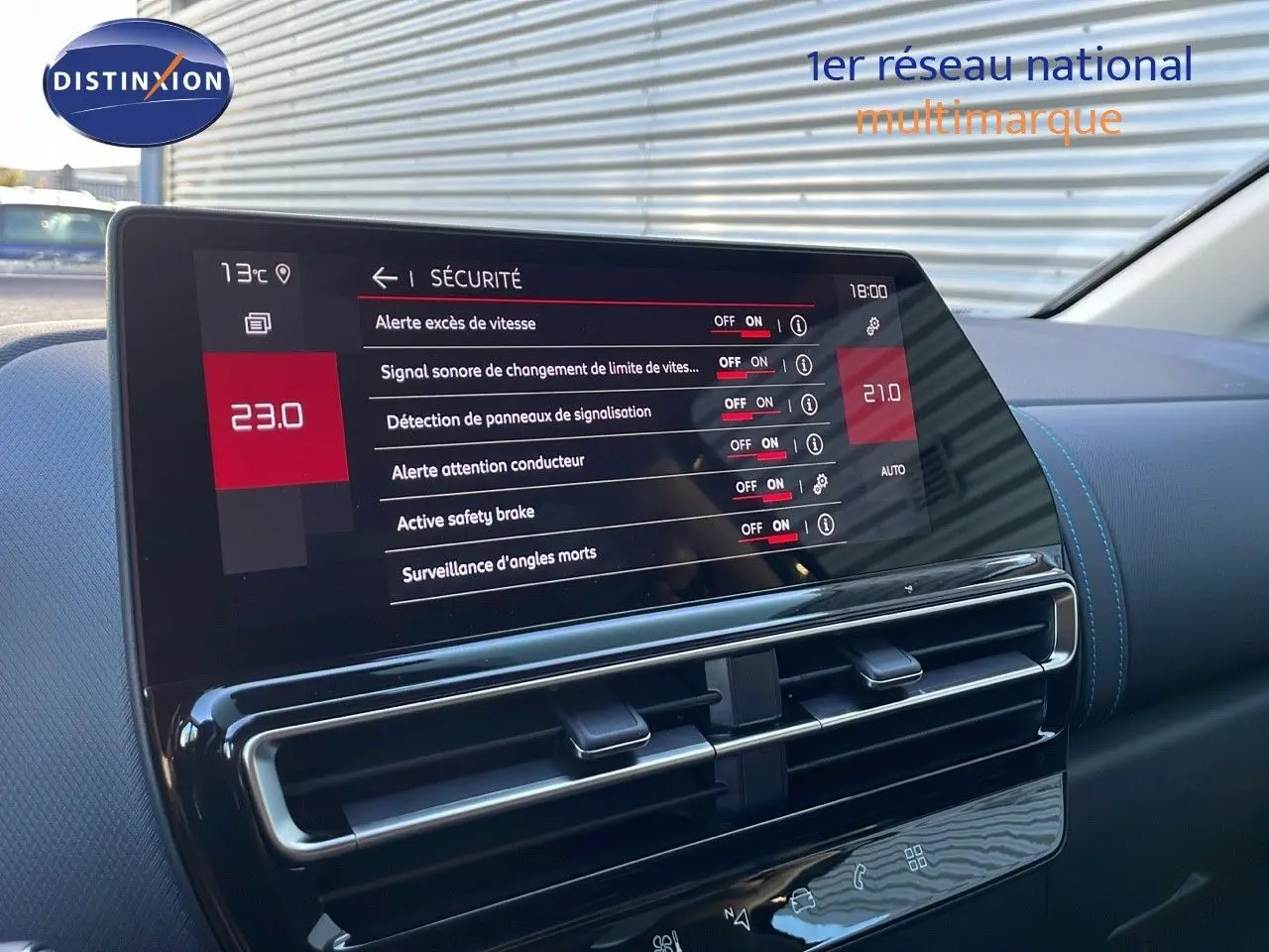 Vue intérieure du tableau de bord du Citroën C5 Aircross 2025, écran tactile affichant les réglages de sécurité.