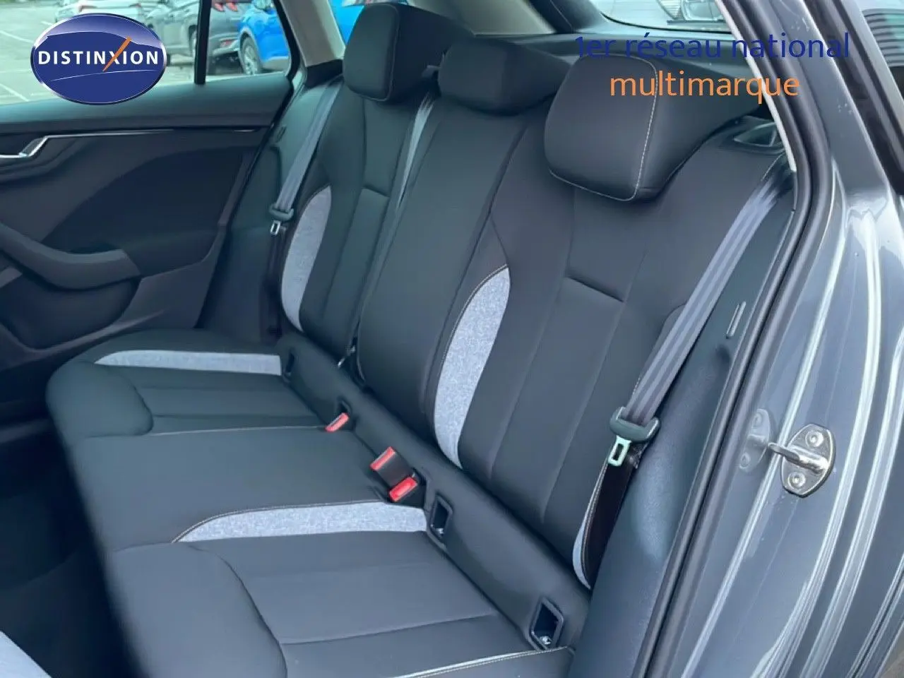 Vue intérieure côté droit des sièges arrière du Skoda Kamiq 2025 en gris graphite avec tissu noir et inserts gris clair.