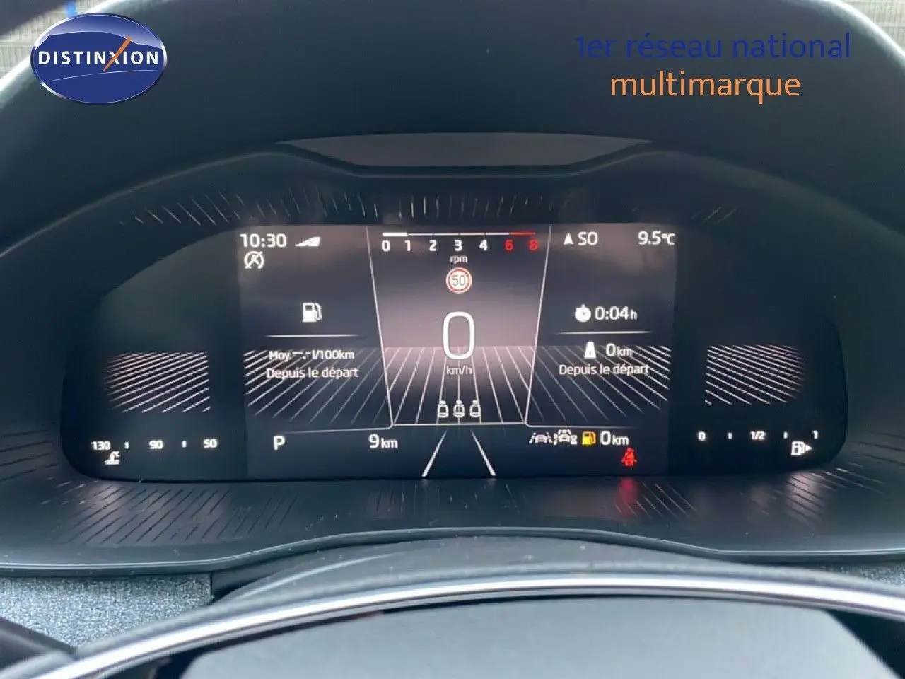 Vue rapprochée du tableau de bord numérique du Skoda Kamiq gris graphite, affichant la vitesse et les informations de conduite.