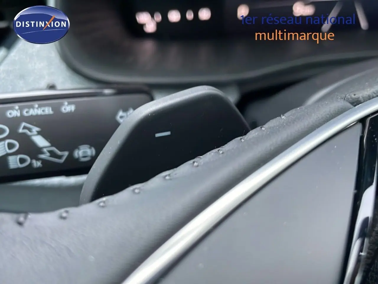 Gros plan sur la palette de changement de vitesse droite et partie du volant en cuir du Skoda Kamiq gris graphite 2025.