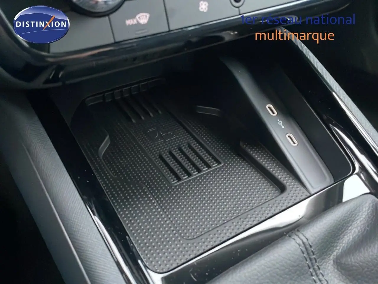 Gros plan sur la console centrale avec zone de recharge sans fil et ports USB-C du Skoda Kamiq gris graphite 2025.