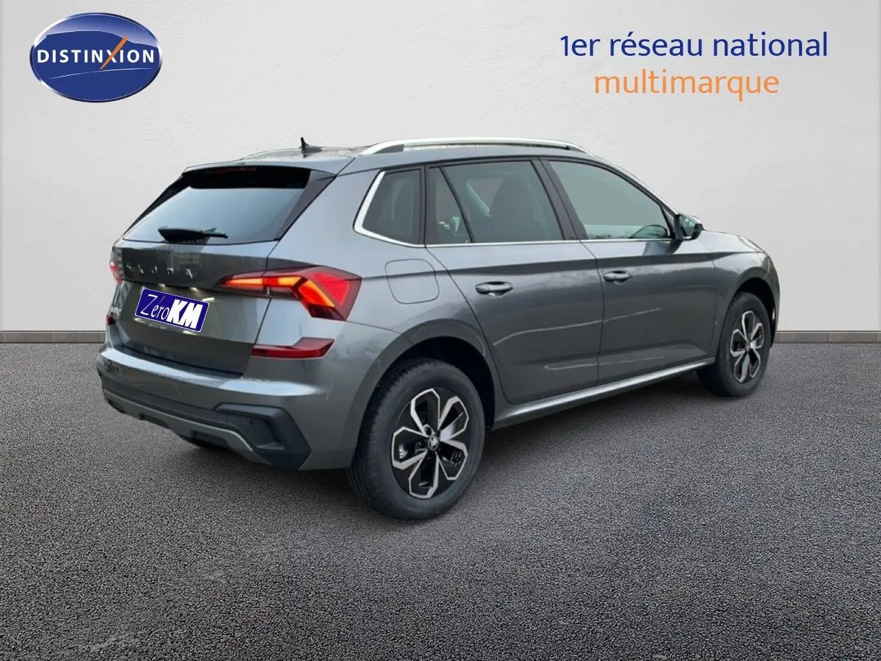 Vue 3/4 arrière droite d'un Skoda Kamiq gris graphite métal 2025 avec feux LED et jantes alliage.