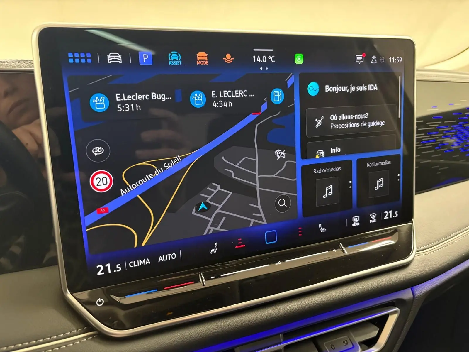 Écran tactile central du Volkswagen Tiguan 2025 affichant la navigation et les commandes climatiques, intérieur gris clair.