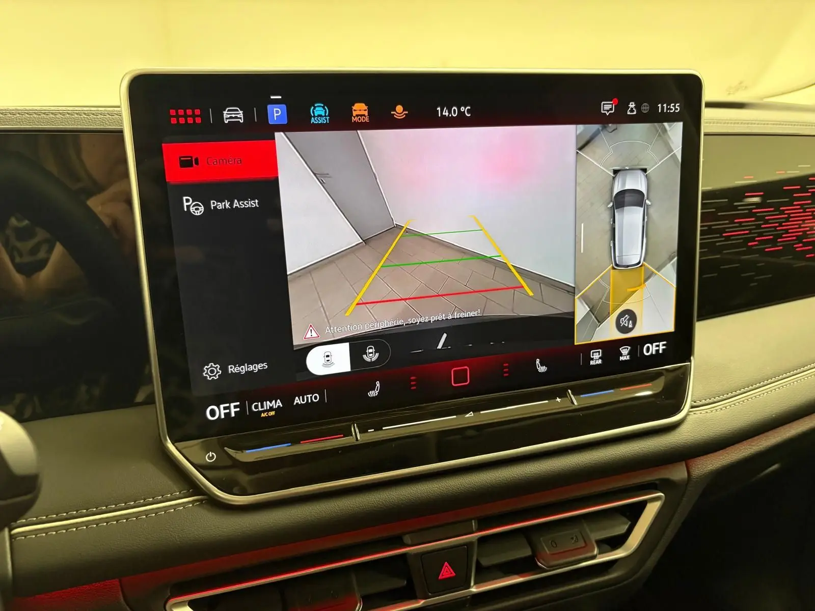 Écran tactile intérieur du Volkswagen Tiguan 2025 montrant la caméra de recul et l'assistance au stationnement.