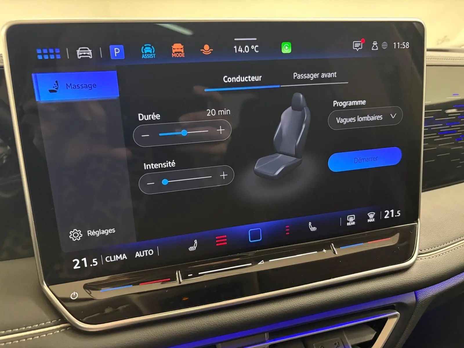 Écran tactile intérieur du Volkswagen Tiguan 2025 affichant le réglage massage siège conducteur avec options durée et intensité.