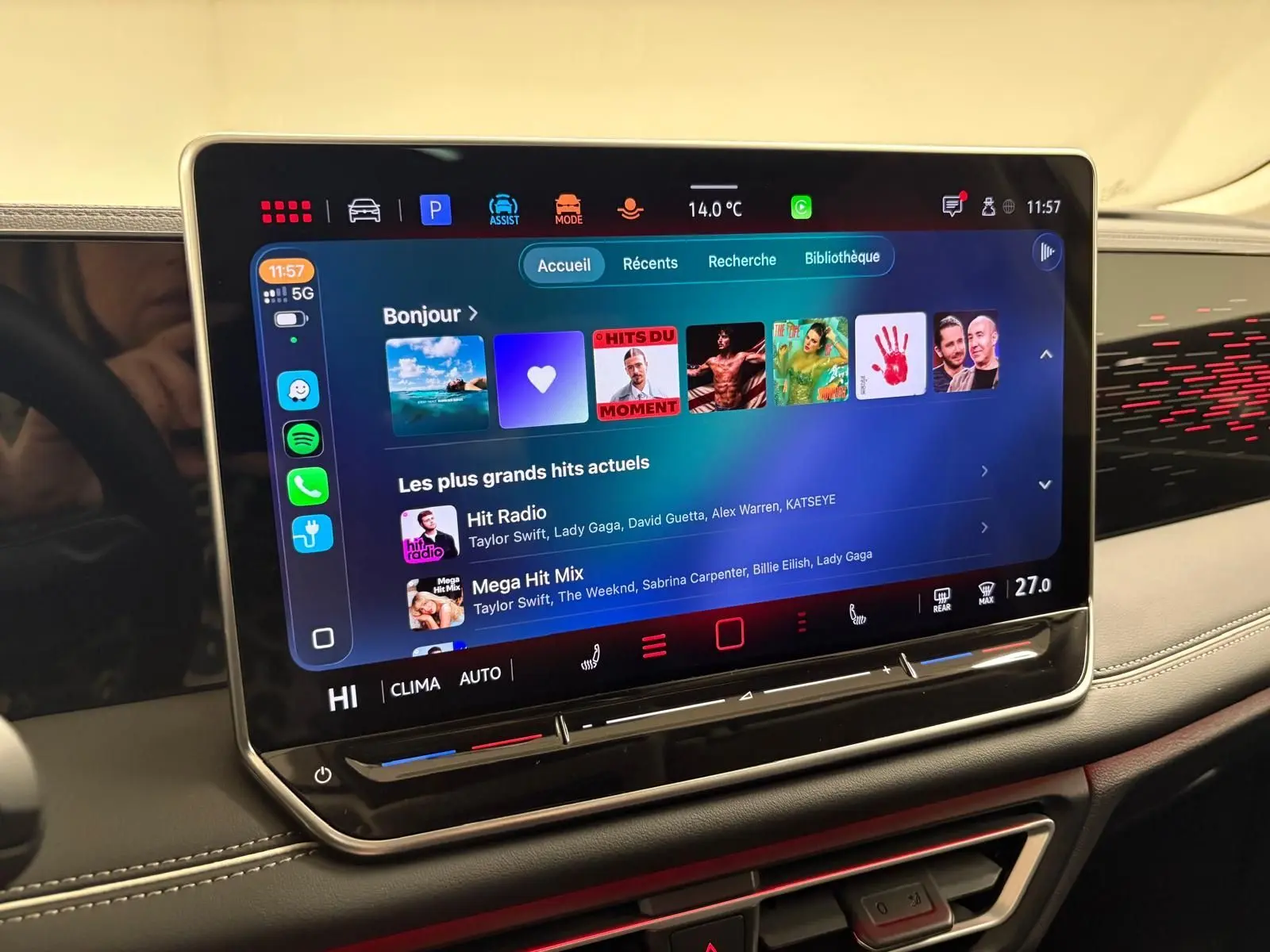 Écran tactile central du Volkswagen Tiguan 2.0 TDI 150 DSG7 Elegance, affichant l'interface multimédia moderne.