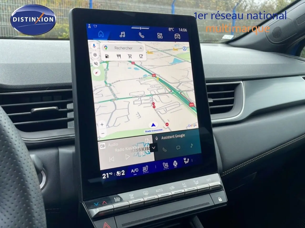 Vue intérieure centrée sur l'écran tactile vertical du tableau de bord du Renault Symbioz bleu Iron Metal, affichant la navigation GPS.