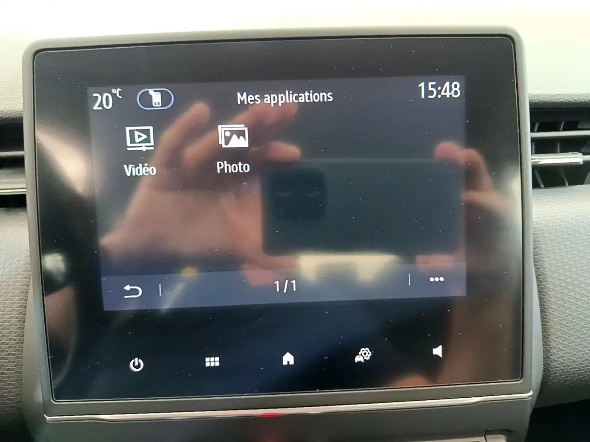 Écran tactile central de la Renault Clio Business TCe 100 2020 affichant les applications vidéo et photo.