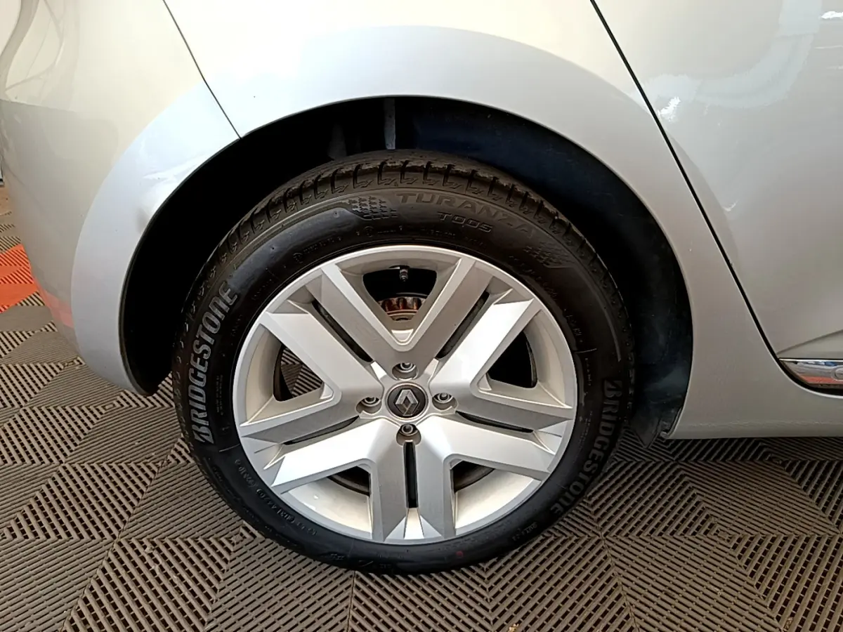 Gros plan sur la roue arrière droite gris clair d’une Renault Clio Business TCe 100 de 2020 avec jante alliage et pneu Bridgestone.