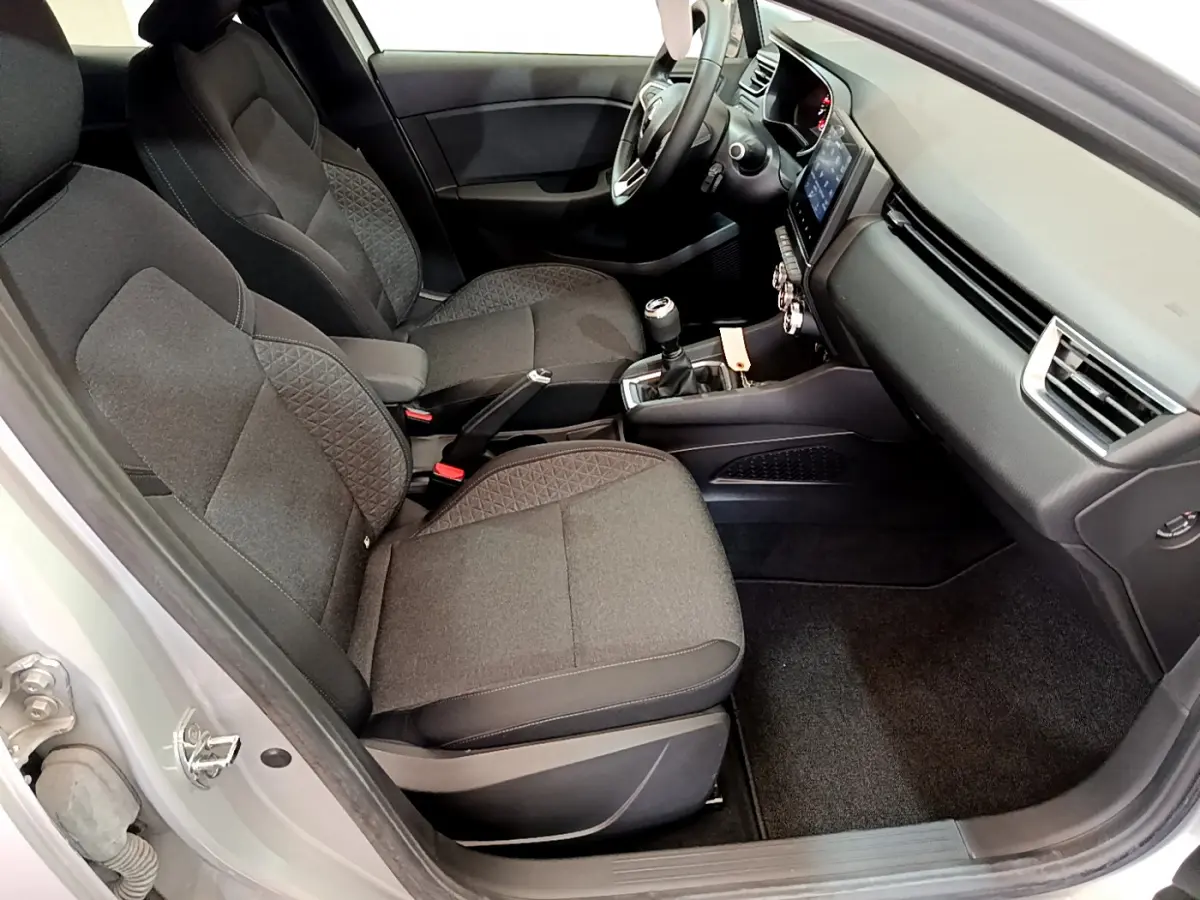 Vue intérieure côté droit de la Renault Clio Business TCe 100 2020 avec sièges gris foncé et tableau de bord moderne.